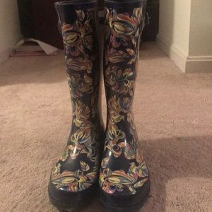 Boots. Adjustable buckle for calf. Size 9